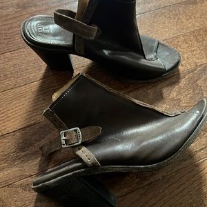 FRYE Dani Shield, mid-heel in chocolate brown